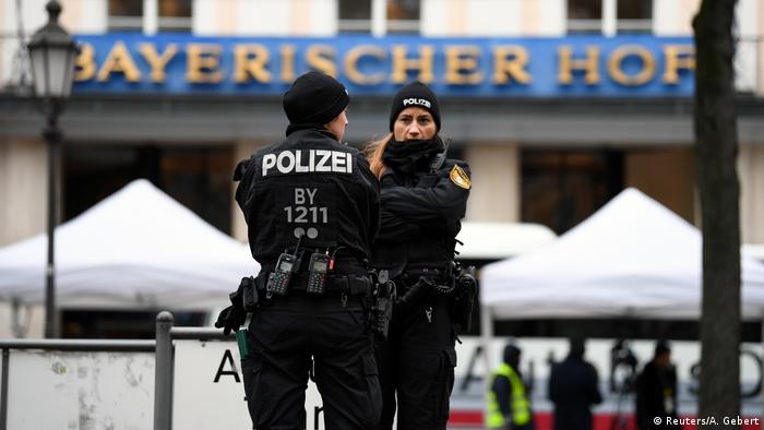 Policía alemana en las cercanías del hotel donde se desarrolla la Conferencia sobre Seguridad de Múnich. 