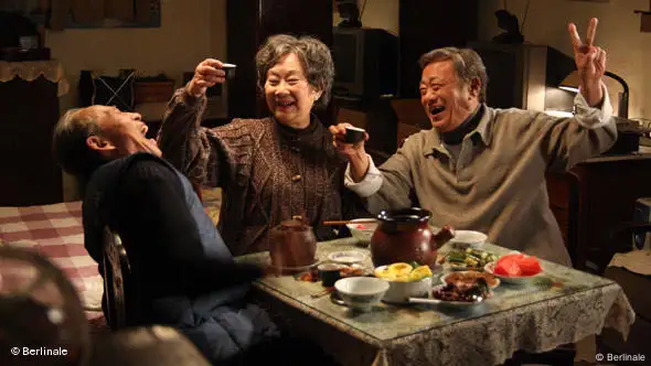 Filmstill aus Tuan Yuan, R: Wang Quan'an, Volksrepublik China 2009, Shanghainesisch, Mandarin, D: Lisa Lu, Ling Feng, Xu Caigen, Monica Mo, Ma Xiaoqing Script: Wang Q Drei Chinesen sitzen am Tisch, trinken und lachen