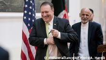 ARCHIV 2018 *** Afghan President Ashraf Ghani, right, and Secretary of State Mike Pompeo, left, depart a news conference at the Presidential Palace in Kabul, Afghanistan, Monday, July 9, 2018. Pompeo is on a trip traveling to North Korea, Japan, Vietnam, Afghanistan, Abu Dhabi, and Brussels. (AP Photo/Andrew Harnik, Pool) |