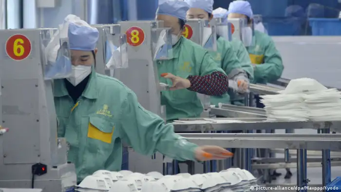 China Shanghai | Coronavirus | Produktion von Schutzmasken