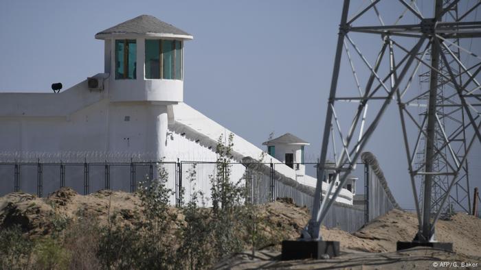 Dieses Foto vom 31. Mai 2019 zeigt Wachtürme in einer streng bewachten Einrichtung in der Nähe eines Umerziehungslagers, in dem muslimische ethnische Minderheiten am Stadtrand von Hotan in Xinjiang im Nordwesten Chinas festgehalten werden.