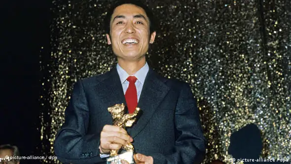 Der Kameramann und Schauspieler Zhang Yimou erhielt am 23.02.1988 bei den Internationalen Filmfestspielen Berlin den Goldenen Bären für seinen Film Rotes Kornfeld.