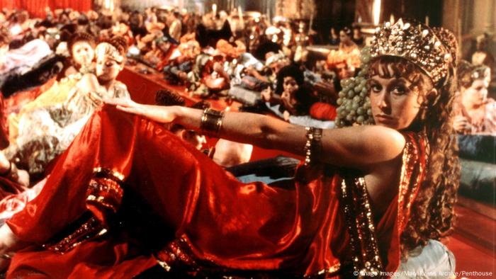 Filmszene zeigt Helen Mirren als Milonia Caesonia (Imago Images/Mary Evans Archive/Penthouse)