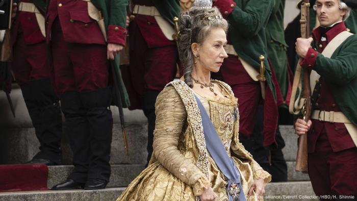 Why Helen Mirren, at 75, remains the queen of acting | Film | DW | 24. ...