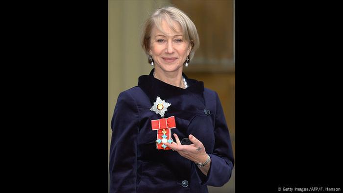 Helen Mirren zeigt ihre Auszeichnung als Commander of the British Empire (Getty Images/AFP/F. Hanson)
