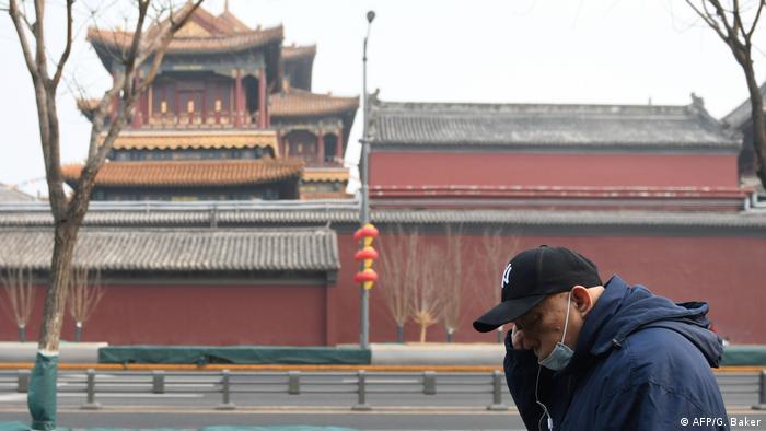 China Peking Passant mit Schutzmaske