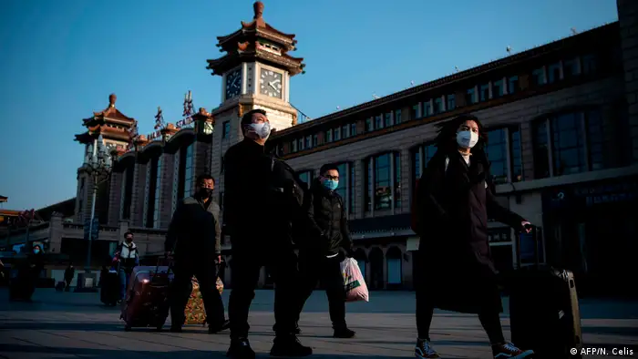 China Peking Menschen mit Schutzmasken