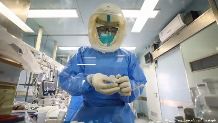Coronavirus China Wuhan medizinisches Personal arbeitet in der Unterdruck-Isolationsstation