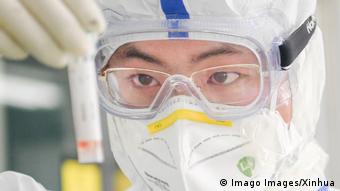 Китайский врач в защитной маске и очках