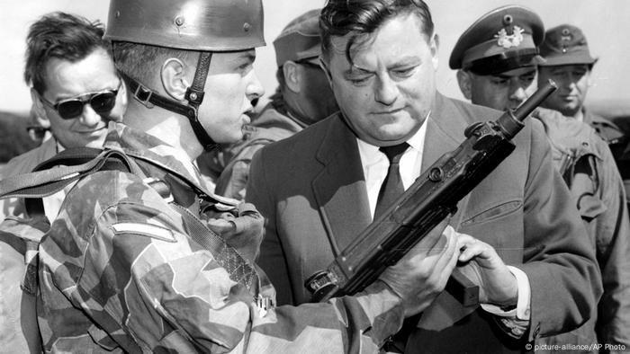 Deutschland Franz Josef Strauß | mit Fallschirmjäger 1959