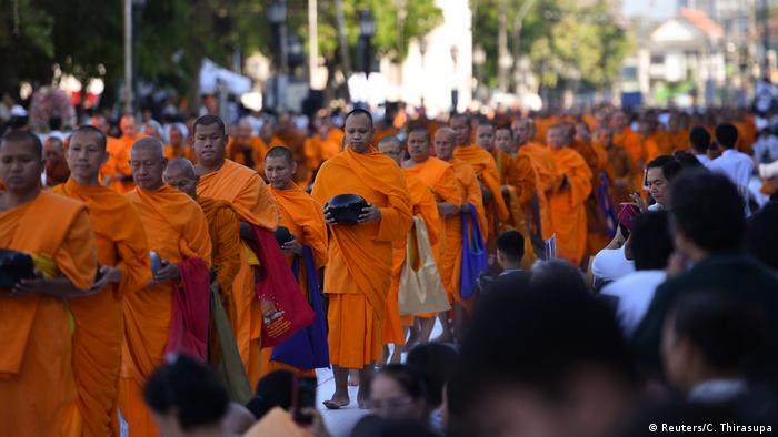 Thailand Thousands Of Monks Hold Mass Prayer For Shooting Victims News Dw 15 02