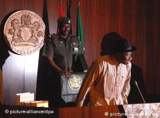 Sabon shugaban Najeriya Goodluck Jonathan na zaman fara aiki a fadar Gwamnati dake Abuja
