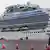 Из-за вспышки коронавируса на борту туристический лайнер Diamond Princess с начала февраля стоит на якоре в порту Йокогамы