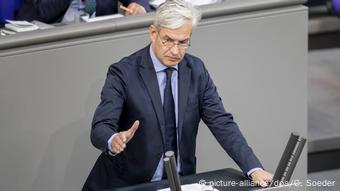 Ο Ματίας Μίντελμπεργκ αντιδρά στη μεταφορά προσφύγων από τα ελληνικά νησιά στη Γερμανία