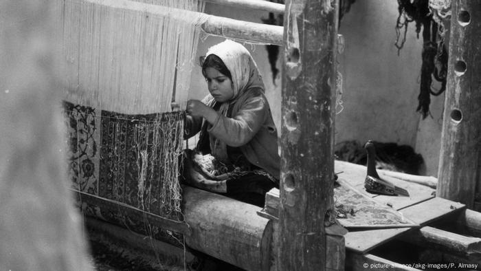 Много деца в Иран живеят в бедност и са принудени да работят от малки.