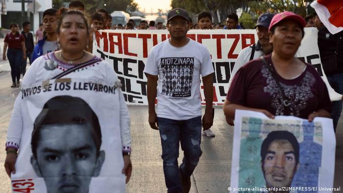 Foto de familiares de normalistas de Ayotzinapa.