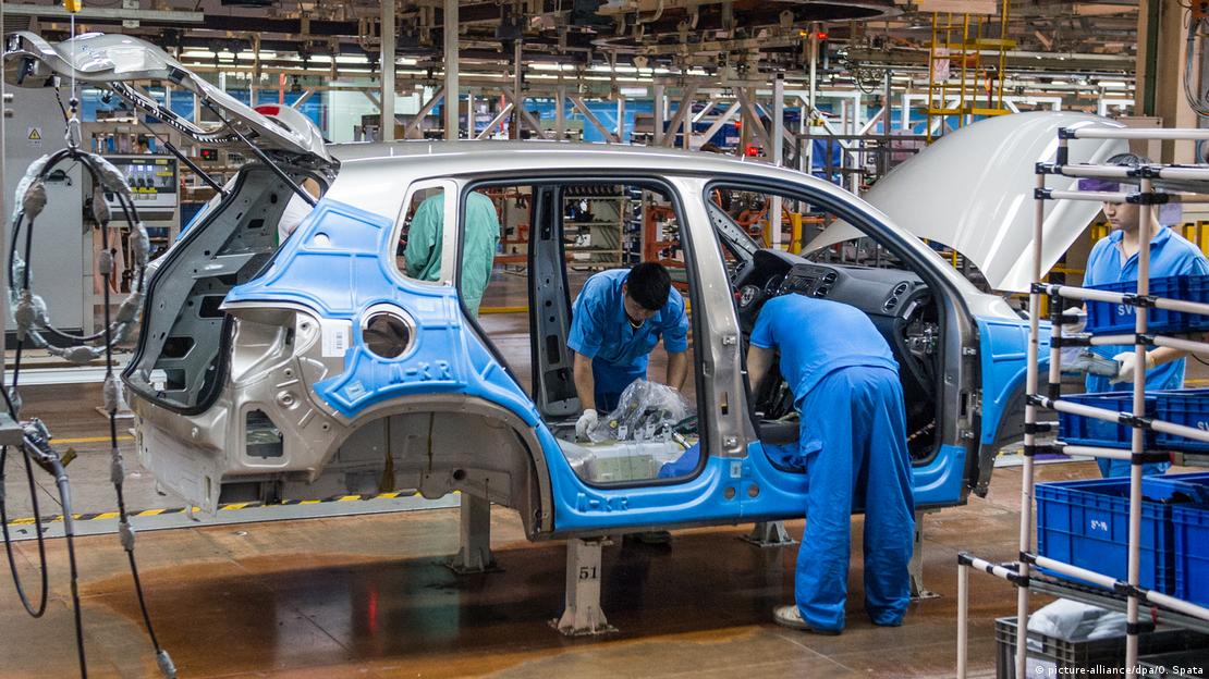 Çin'deki bir Volkswagen fabrikasında işçiler üretim yaparken