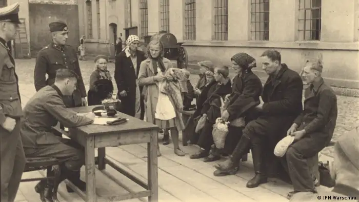 Bild der Ausstellung Planung und Aufbau im Osten, Posen, 1941, Musterung polnischer Kinder durch SS-Soldaten