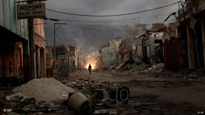 Devastação em rua de Porto Príncipe, capital do Haiti, após o terremoto de 2010