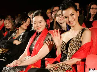 中国女演员莫小奇（右）在柏林电影节“团圆”首映式上