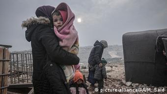 Famílias sírias são vistas em um acampamento em Turmanin, perto da fronteira com a Turquia