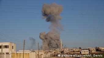 Fumaça é vista após um ataque aéreo em Idlib