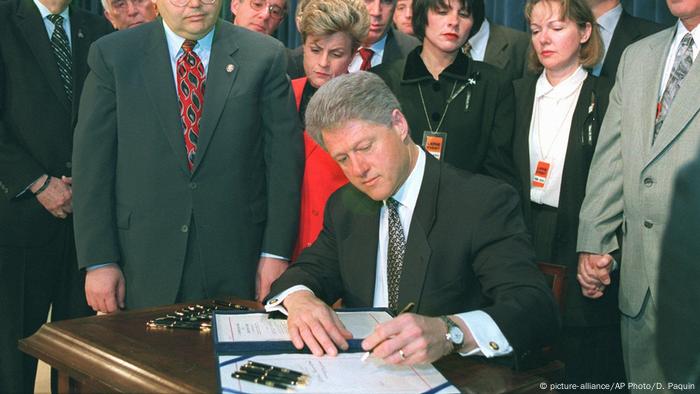 USA Bill Clinton unterschreibt Helms-Burton-Gesetz (1996)