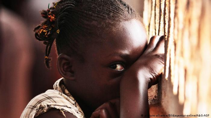 Den sentralafrikanske republikk: sjenert jente i kirken