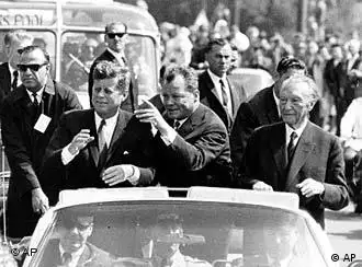 1963年6月，肯尼迪（前左）和阿登纳在柏林（前右）