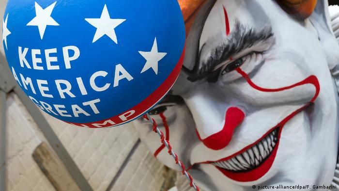 Дональд Трамп в образе танцующего клоуна Пеннивайза из фильма ужасов Оно - сатирическая повозка в Кельне 