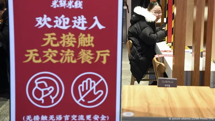 China Hunan Kontaktlose Restaurants wegen Corona (picture-alliance/ZUMA Press/TPG)