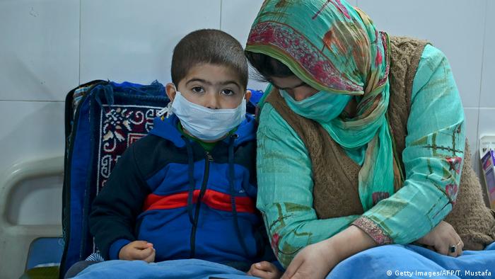 Indien | Krankenhaus in Srinagar | Mutter mit Ihrem krebserkrantem Sohn (Getty Images/AFP/T. Mustafa)