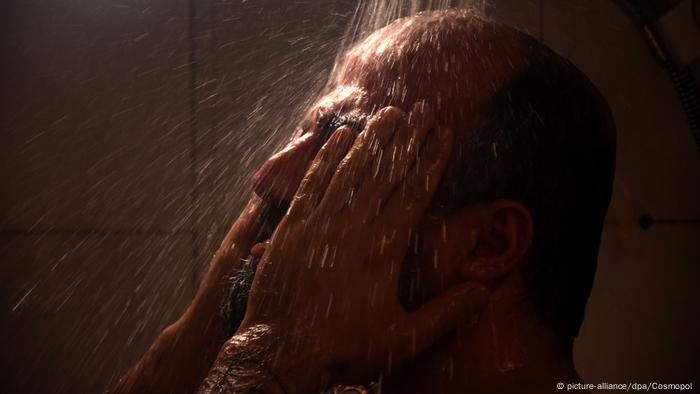 Filmszene aus dem Film Es gibt kein Böses zeigt eine Person unter einer Dusche mit den Händen vorm Gesicht (picture-alliance/dpa/Cosmopol )