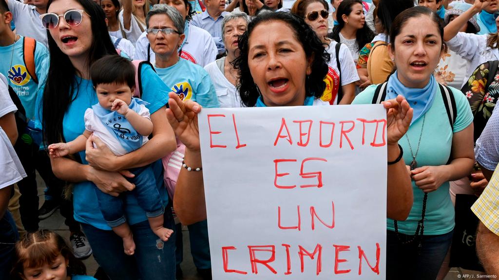 Duque se pronuncia contra la despenalización total del aborto en Colombia |  Colombia en DW | DW 