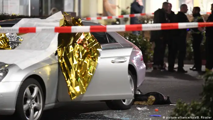 A car surrounded by shattered glass in the area of the Hanau attacks