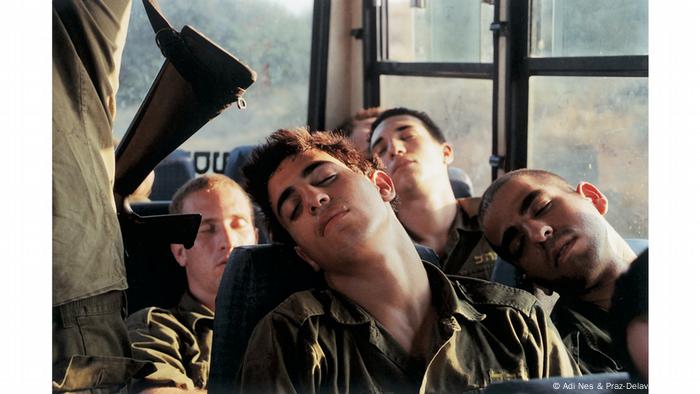 A Adi Nes le gusta documentar el interminable conflicto en Israel. Pone el foco en los momentos de intimidad y descuido de los soldados, mostrando el lado más suave de las Fuerzas de Defensa Israelíes. Muchas de estas imágenes son consideradas homoeróticas. El fotógrafo insiste en que reflejan momentos que él vivio personalmente cuando estaba en el ejército israelí. 