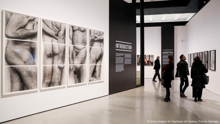 La cosificación de los hombres en los medios de comunicación de la misma manera que las mujeres es muy reciente. Desde la dismorfia corporal hasta el suicidio, alcanzar estándares inalcanzables de belleza ha pasado factura a los hombres y su autoimagen. La muestra Masculinidades: liberación a través de la fotografía aborda esto, aunque quizás no con tanta profundidad como trata otros aspectos.