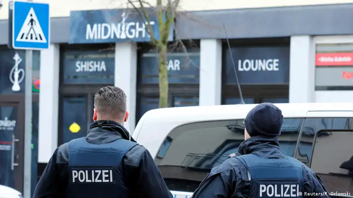 Police officers stand outside the Midnight shisha bar in Hanau (Reuters/R. Orlowski)