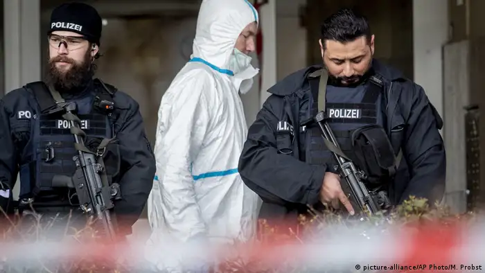 Deutschland Hanau | Schießerei & Tote, Angriff auf Shisha-Bars: Sicherkräfte vor Eingang einer der Shisha Bars (picture-alliance/AP Photo/M. Probst)