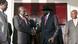 Aperto de mãos entre Riek Machar (segundo à esquerda) e Riek Machar Salva Kiir (segundo à direita) em 2020 Aperto de mãos entre Riek Machar (segundo à esquerda) e Riek Machar Salva Kiir (segundo à direita) em 2020