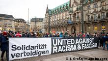 Anschlag in Hanau: Demonstration und Gedenken in Hamburg Am 19.02.020 erschoss ein Mann mit mutmaßlich rassistischem Motiv in Hanau zehn Menschen, von denen neun einen Migrationshintergrund haben und sich in einer Shisha-Bar aufhielten. Um dem Anschlag zu Gedenken und um gegen rechten Terror zu demonstrieren gingen am 20.02.2020 bundesweit Menschen auf die Straße. Auch in Hamburg gab es Kundgebungen und Proteste. Auf dem Rathausmarkt versammelten sich hunderte Menschen aus Gewerkschaften, der Zivilgesellschaft und der Lokal- sowie Bundespolitik. Hamburg Hamburg Deutschland *** Attack in Hanau Demonstration and commemoration in Hamburg On 19 02 020, a man suspected of having a racist motive shot ten people in Hanau, nine of whom had an immigrant background and were staying in a Shisha Bar In order to commemorate the attack and demonstra