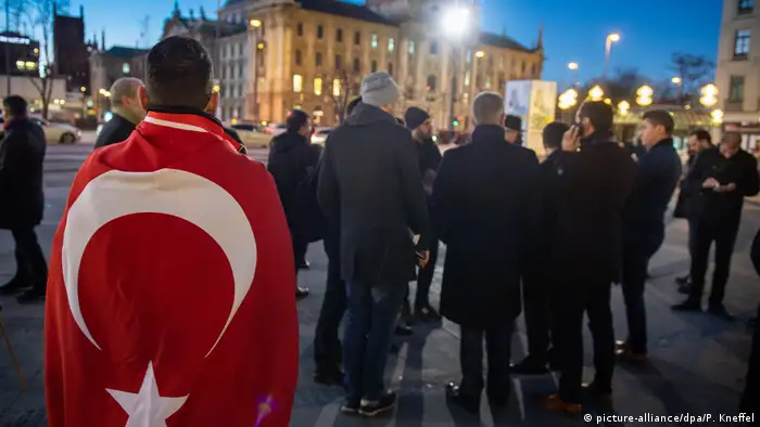 Munich | Hanau (picture-alliance/dpa/P. Kneffel)