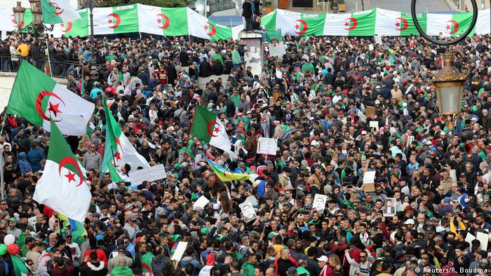 مئات الآلاف من الجزائريين نزلوا إلى الشوارع عام 2019 لحث الرئيس بوتلفيقة على التنحي (أرشيف)