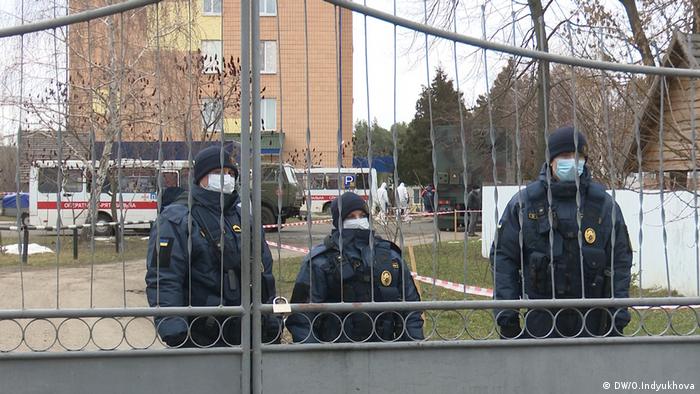 Поліція охороняє санаторій у Нових Санжарах Полтавської області, куди на карантин привезли українців з Китаю.
