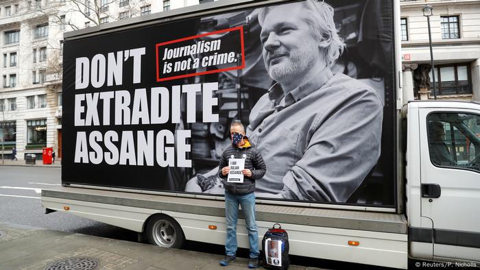 Camión con cartel protesta pidiendo la liberación de Assange.