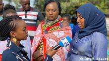 DW reporter Edith Kimani speaks with participants at the Street Debate on FGM in Narok, Kenya. Fotograf: Michael Krauss, DW.
Datum/Ort: Februar 2020 in Narok, Kenia