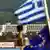 Die griechische und die Europafahne wehen am 18.06.2003 vor dem Tagungsort des EU-Gipfels auf der griechischen Halbinsel Chalkidike bei Thessaloniki (Foto: dpa)