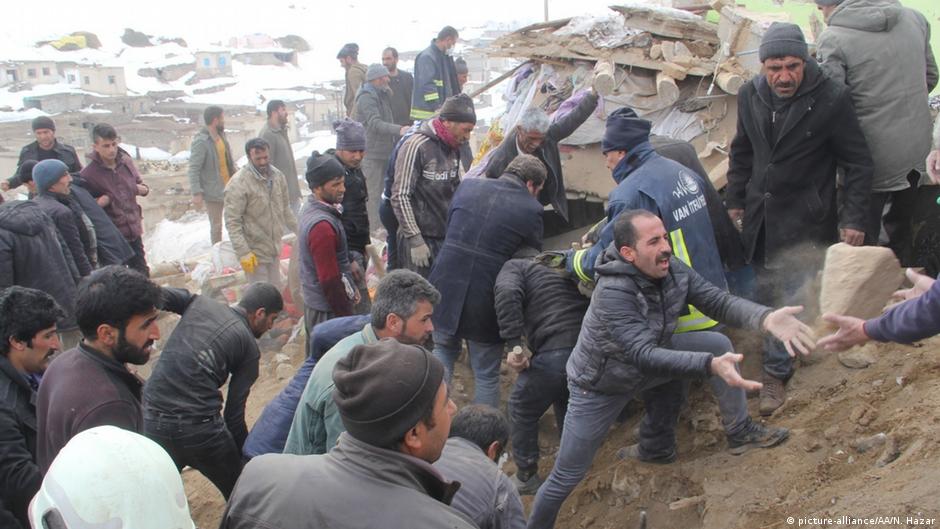 Nine dead after earthquake hits Turkey-Iran border | News | DW - Vimarsana News