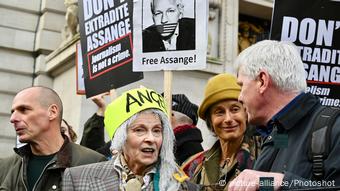 Διαδήλωση κατά της έκδοσης του Τζούλιαν Ασάνζ στο Λονδίνο - Μεταξύ των διαδηλωτών η σχεδιάστρια Βίβιεν Γουέστγουντ και ο Γιάνης Βαρουφάκης
