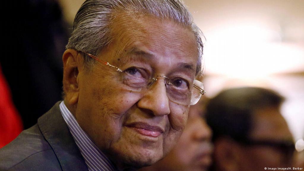 Malaysian King Appoints New Pm Mahathir Says He Has Been Betrayed News Dw 01 03 2020 [ 576 x 1024 Pixel ]